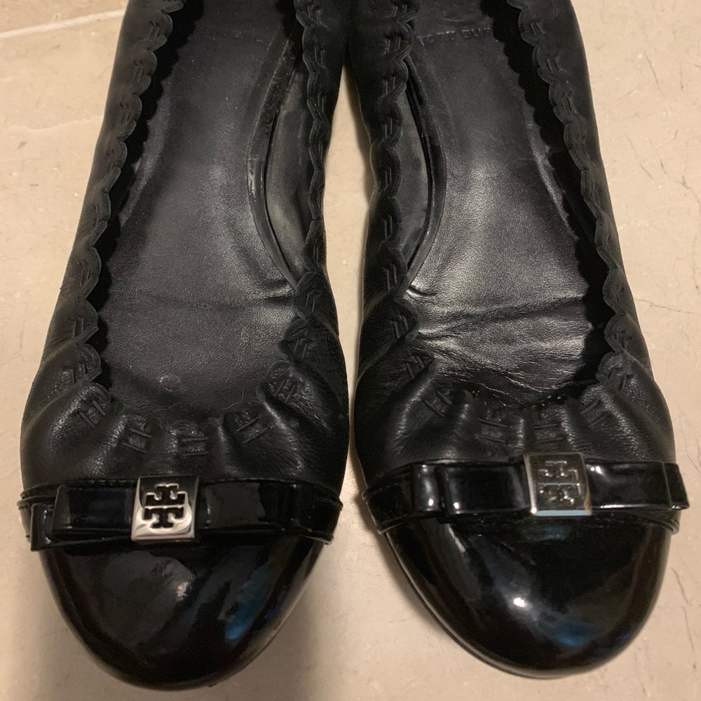 Tory Burch 8.5 black patent leather flats logo